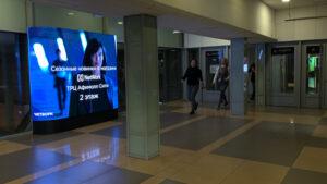 Реклама в переходе башни "Федерация" комплекса "Москва-Сити" "