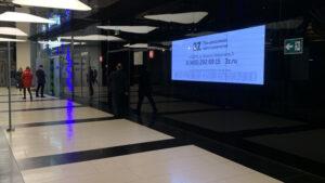 Реклама на мониторах возле банка СИАБ в башне "Федерация" комплекса Москва-Сити"