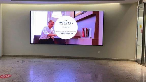 Реклама на мониторах установленных в Башне На Набережной комплекса Москва-Сити"